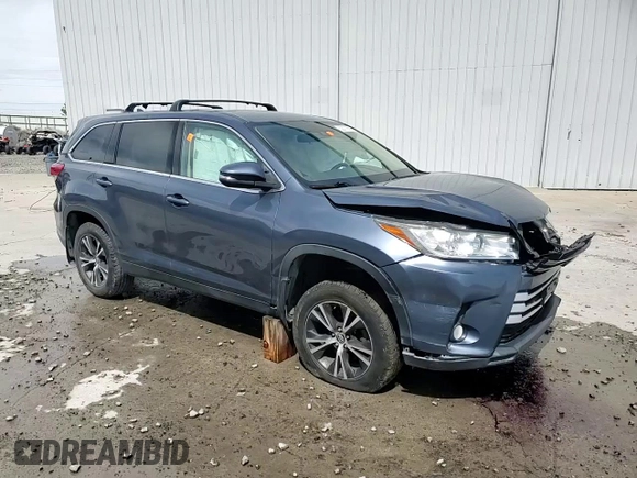 2019 Toyota Highlander LE z VIN 5TDBZRFH3KS960817, wystawiony jako Copart lot #52377955 z przebiegiem 95 348 mil mil oraz Szkoda całkowita • Salvage title. Historia ofert i sprzedaży dostępna na DreamBid. Obrazek 13.