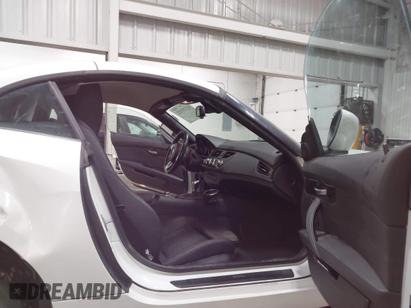 2015 BMW Z4 sDrive28i with VIN WBALL5C51FJ997681, listed as a IAAI auction lot 41323332 with 47,991 mi miles. Bid and sale history available at carsss.com. Image 5.