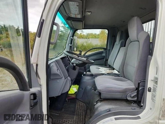 2020 Isuzu NQR IBT z VIN JALE5W165L7302634, wystawiony jako Copart lot #76354514 z przebiegiem 116 501 mil mil oraz Czysty tytuł • Clean title. Historia ofert i sprzedaży dostępna na DreamBid. Obrazek 5.