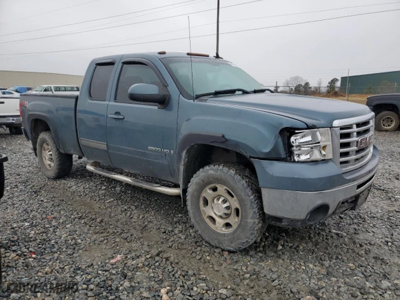 2008 GMC Sierra 2500HD SLE2 with VIN 1GTHK29KX8E198971, listed as a Copart auction lot 87610435 with 317,278 mi miles and Salvage Title. Bid and sale history available at carsss.com. Image 4.