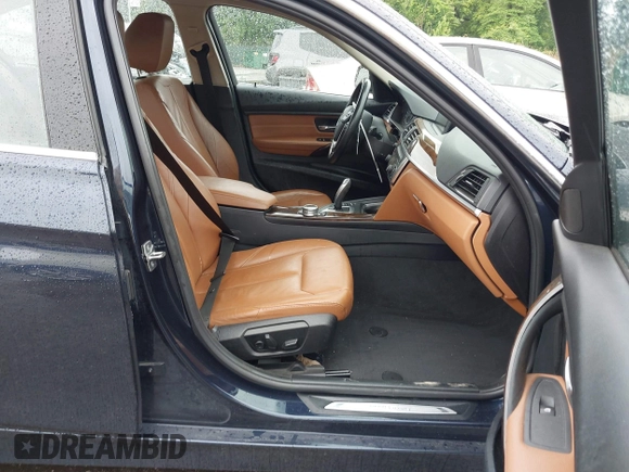 2014 BMW 3 Series 328d xDrive z VIN WBA3D5C52EKX95213, wystawiony jako IAAI lot #42260429 z przebiegiem 220 089 mil mil oraz . Historia ofert i sprzedaży dostępna na DreamBid. Obrazek 5.