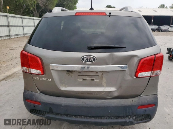 2012 Kia Sorento LX z VIN 5XYKT3A6XCG220216, wystawiony jako Copart lot #57467095 z przebiegiem 116 672 mil mil oraz Szkoda całkowita • Salvage title. Historia ofert i sprzedaży dostępna na DreamBid. Obrazek 6.