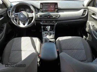2021 Kia Seltos LX z VIN KNDEPCAA1M7156409, wystawiony jako Copart lot #54250375 z przebiegiem 42 378 mil mil oraz Szkody całkowita. Historia ofert i sprzedaży dostępna na DreamBid. Obrazek 8.