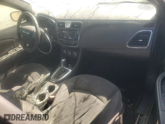 2013 Chrysler 200 LX z VIN 1C3CCBAB4DN586750, wystawiony jako Copart lot #58022225 z przebiegiem 165 631 mil mil oraz Szkoda całkowita • Salvage title. Historia ofert i sprzedaży dostępna na DreamBid. Obrazek 8.