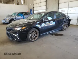 2023 Toyota Camry SE z VIN 4T1T11BK0PU104839, wystawiony jako Copart lot #57154545 z przebiegiem 30 982 mil mil oraz Szkoda całkowita • Salvage title. Historia ofert i sprzedaży dostępna na DreamBid. Obrazek 1.