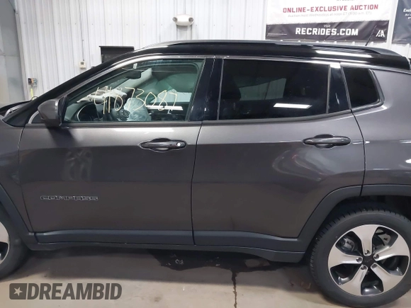 2019 Jeep Compass Latitude z VIN 3C4NJDBB3KT828901, wystawiony jako IAAI lot #41873087 z przebiegiem 49 107 mil mil oraz . Historia ofert i sprzedaży dostępna na DreamBid. Obrazek 14.