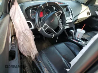 2015 GMC Terrain SLT z VIN 2GKALSEK1F6239353, wystawiony jako Copart lot #57828965 z przebiegiem 184 141 mil mil oraz Czysty tytuł • Clean title. Historia ofert i sprzedaży dostępna na DreamBid. Obrazek 8.