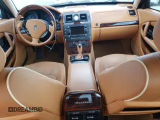 2010 Maserati Quattroporte S z VIN ZAM39JKA3A0052282, wystawiony jako Copart lot #58591175 z przebiegiem Nie podano mil oraz Czysty tytuł • Clean title. Historia ofert i sprzedaży dostępna na DreamBid. Obrazek 8.