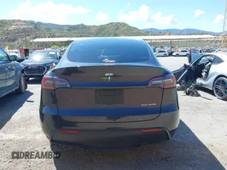 2024 Tesla Model Y Long Range z VIN 7SAYGAEE8RF198286, wystawiony jako IAAI lot #41950454 z przebiegiem 7 611 mil mil oraz . Historia ofert i sprzedaży dostępna na DreamBid. Obrazek 16.