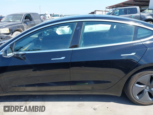 2020 Tesla Model 3 Standard Range Plus z VIN 5YJ3E1EA3LF611152, wystawiony jako IAAI lot #42256503 z przebiegiem 78 633 mil mil oraz . Historia ofert i sprzedaży dostępna na DreamBid. Obrazek 14.