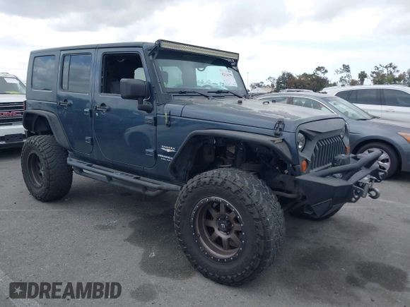 2008 Jeep Wrangler Unlimited Sahara z VIN 1J8GA59138L525836, wystawiony jako IAAI lot #42116359 z przebiegiem 199 600 mil mil oraz . Historia ofert i sprzedaży dostępna na DreamBid. Obrazek 1.