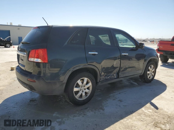 2012 Kia Sorento LX z VIN 5XYKT3A12CG241520, wystawiony jako Copart lot #49738575 z przebiegiem 110 486 mil mil oraz Czysty tytuł • Clean title. Historia ofert i sprzedaży dostępna na DreamBid. Obrazek 3.