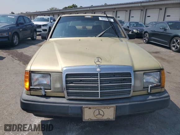 1987 Mercedes-Benz 300 E z VIN WDBEA30D4HA511061, wystawiony jako Copart lot #70599034 z przebiegiem 174 733 mil mil oraz Nie do naprawy • Non repairable. Historia ofert i sprzedaży dostępna na DreamBid. Obrazek 5.
