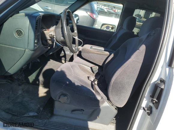 2000 GMC New Sierra 1500 SLE with VIN 2GTEC19T0Y1358568, listed as a Copart auction lot 43400635 with 299,733 mi miles and Salvage Title. Bid and sale history available at carsss.com. Image 7.