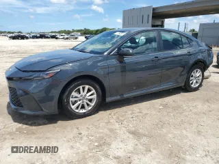 2025 Toyota Camry LE z VIN 4T1DAACK7SU556332, wystawiony jako Copart lot #60619135 z przebiegiem 5 352 mil mil oraz Czysty tytuł • Clean title. Historia ofert i sprzedaży dostępna na DreamBid. Obrazek 1.