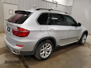 2013 BMW X5 xDrive35i z VIN 5UXZV4C5XD0B23352, wystawiony jako Copart lot #57481655 z przebiegiem 126 891 mil mil oraz Szkody całkowita. Historia ofert i sprzedaży dostępna na DreamBid. Obrazek 3.
