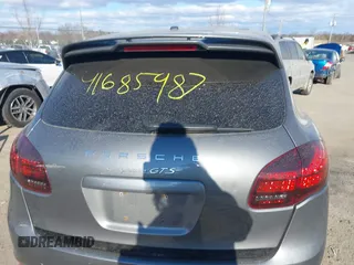 2014 Porsche Cayenne GTS z VIN WP1AD2A27ELA75187, wystawiony jako IAAI lot #41685987 z przebiegiem 77 962 mil mil oraz . Historia ofert i sprzedaży dostępna na DreamBid. Obrazek 17.