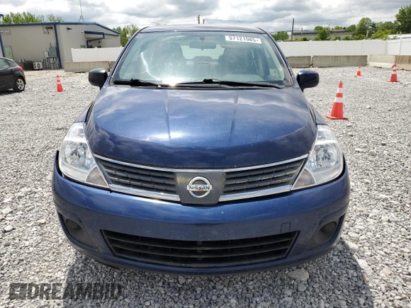 2009 Nissan Versa S z VIN 3N1BC11E89L361883, wystawiony jako Copart lot #57121985 z przebiegiem 204 638 mil mil oraz Czysty tytuł • Clean title. Historia ofert i sprzedaży dostępna na DreamBid. Obrazek 5.