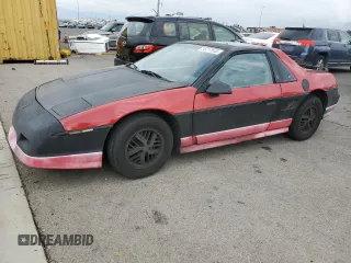 1985 Pontiac Fiero z VIN 1G2PG3794FP226336, wystawiony jako Copart lot #55217835 z przebiegiem 789 009 mil mil oraz Tytuł czysty. Historia ofert i sprzedaży dostępna na DreamBid. Obrazek 1.