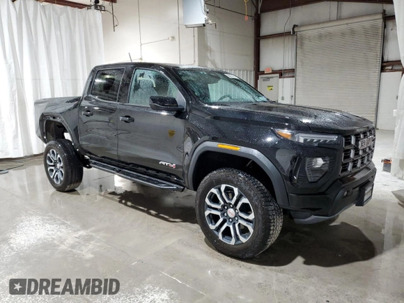 2024 GMC Canyon 4WD AT4 z VIN 1GTP6DEK8R1253511, wystawiony jako Copart lot #56475835 z przebiegiem 1912 mil mil oraz Szkody całkowita. Historia ofert i sprzedaży dostępna na DreamBid. Obrazek 4.