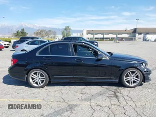 2014 Mercedes-Benz C 250 Sport z VIN WDDGF4HB5EG219437, wystawiony jako IAAI lot #41847571 z przebiegiem 104 981 mil mil oraz . Historia ofert i sprzedaży dostępna na DreamBid. Obrazek 13.