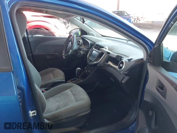 2017 Chevrolet Sonic LS z VIN 1G1JB5SH6H4165031, wystawiony jako IAAI lot #42107395 z przebiegiem 74 196 mil mil oraz . Historia ofert i sprzedaży dostępna na DreamBid. Obrazek 5.