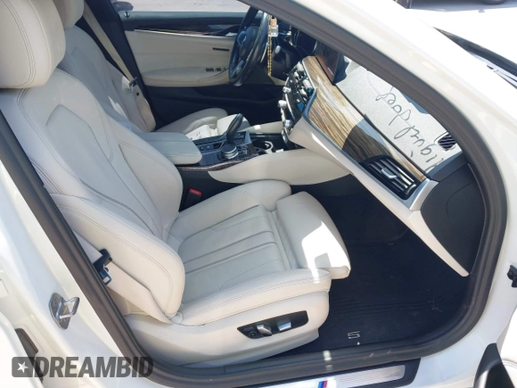 2019 BMW 5 Series 540i z VIN WBAJE5C56KWW20469, wystawiony jako IAAI lot #41947055 z przebiegiem 68 990 mil mil oraz . Historia ofert i sprzedaży dostępna na DreamBid. Obrazek 5.