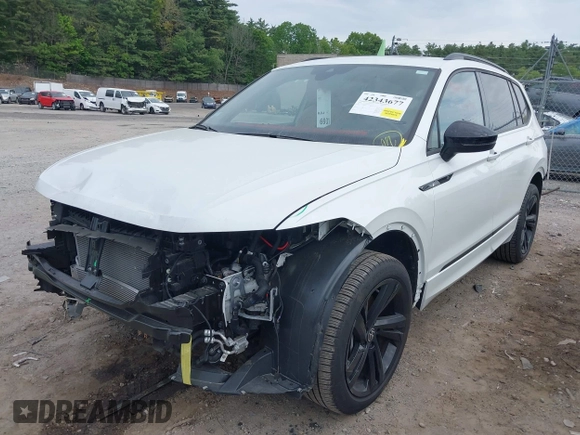 2024 Volkswagen Tiguan SE R-Line Black z VIN 3VV8B7AXXRM105318, wystawiony jako IAAI lot #42343677 z przebiegiem 20 569 mil mil oraz . Historia ofert i sprzedaży dostępna na DreamBid. Obrazek 2.