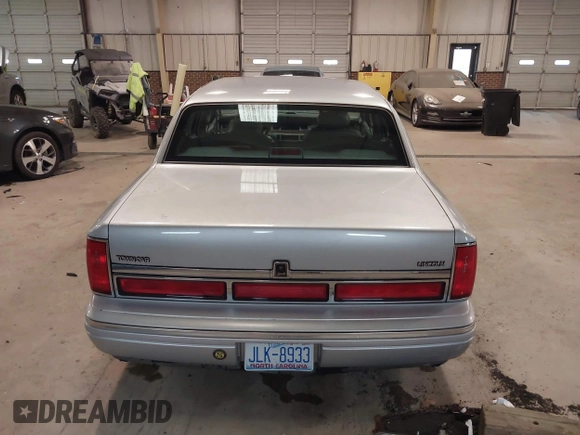 1997 Lincoln Town Car Executive z VIN 1LNLM81W0VY733723, wystawiony jako IAAI lot #41569359 z przebiegiem 104 356 mil mil oraz . Historia ofert i sprzedaży dostępna na DreamBid. Obrazek 16.