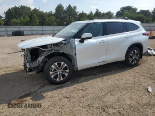 2022 Toyota Highlander XLE z VIN 5TDGZRBH0NS256462, wystawiony jako Copart lot #62915495 z przebiegiem 14 567 mil mil oraz Szkoda całkowita • Salvage title. Historia ofert i sprzedaży dostępna na DreamBid. Obrazek 1.