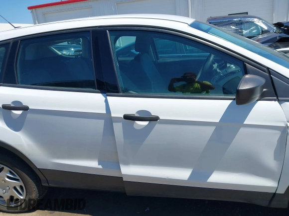 2017 Ford Escape S с VIN 1FMCU0F75HUD67692, выставлен на аукционе IAAI как лот 42558196 с пробегом 68 390 миль миль и . История ставок и продаж доступна на DreamBid. Изображение 14.