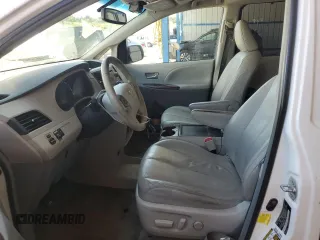 2013 Toyota Sienna XLE с VIN 5TDDK3DC9DS052022, выставлен на аукционе Copart как лот 62444725 с пробегом 241 187 миль миль и Списание • Salvage title. История ставок и продаж доступна на DreamBid. Изображение 7.