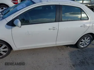 2009 Toyota Yaris z VIN JTDBT903991341371, wystawiony jako IAAI lot #41472292 z przebiegiem 205 596 mil mil oraz . Historia ofert i sprzedaży dostępna na DreamBid. Obrazek 12.