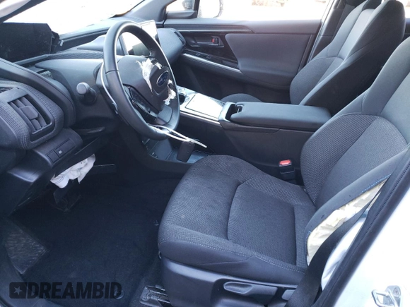 2023 Subaru Solterra Premium z VIN JTMABABA8PA026361, wystawiony jako Copart lot #73101264 z przebiegiem 11 342 mil mil oraz Czysty tytuł • Clean title. Historia ofert i sprzedaży dostępna na DreamBid. Obrazek 7.