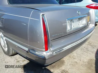 1998 Cadillac DeVille z VIN 1G6KD54Y4WU800220, wystawiony jako IAAI lot #41818035 z przebiegiem 121 555 mil mil oraz . Historia ofert i sprzedaży dostępna na DreamBid. Obrazek 6.
