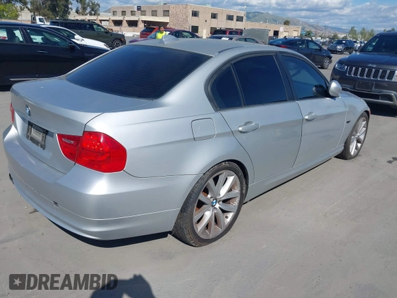 2009 BMW 3 Series 328i z VIN WBAPH73529E126672, wystawiony jako IAAI lot #42269002 z przebiegiem 146 329 mil mil oraz . Historia ofert i sprzedaży dostępna na DreamBid. Obrazek 4.