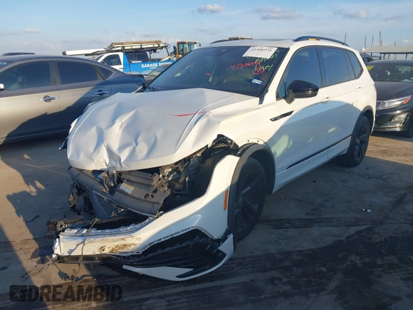 2024 Volkswagen Tiguan SE R-Line Black z VIN 3VVCB7AX3RM009461, wystawiony jako IAAI lot #41506931 z przebiegiem 19 642 mil mil oraz . Historia ofert i sprzedaży dostępna na DreamBid. Obrazek 2.