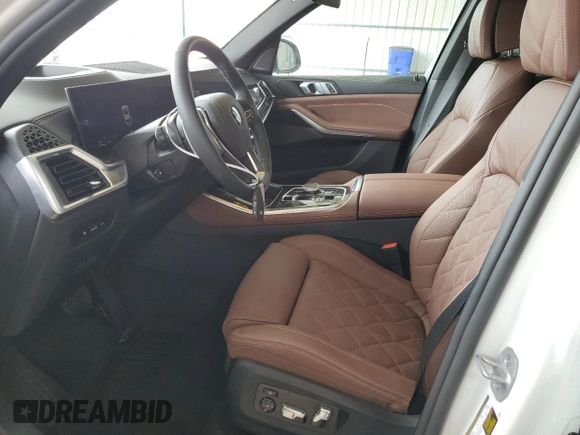 2025 BMW X5 xDrive40i z VIN 5UX23EU03S9Z14103, wystawiony jako Copart lot #56754705 z przebiegiem 2 983 mil mil oraz Czysty tytuł • Clean title. Historia ofert i sprzedaży dostępna na DreamBid. Obrazek 7.