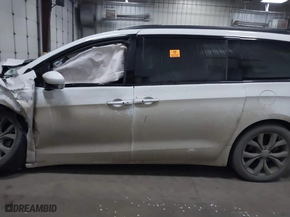 2019 Chrysler Pacifica Touring L Plus with VIN 2C4RC1EG8KR615835, listed as a IAAI auction lot 41290273 with 91,950 mi miles. Bid and sale history available at carsss.com. Image 14.