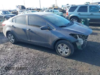 2016 Kia Forte LX with VIN KNAFK4A69G5463005, listed as a IAAI auction lot 41423285 with 204,118 mi miles. Bid and sale history available at carsss.com. Image 1.