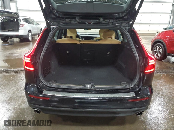 2020 Volvo V60 Momentum z VIN YV1102EK2L2361873, wystawiony jako Copart lot #47556795 z przebiegiem 55 975 mil mil oraz Szkoda całkowita • Salvage title. Historia ofert i sprzedaży dostępna na DreamBid. Obrazek 6.