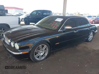 2005 Jaguar XJ Vanden Plas z VIN SAJWA82C05SG47589, wystawiony jako IAAI lot #42409697 z przebiegiem 222 598 mil mil oraz . Historia ofert i sprzedaży dostępna na DreamBid. Obrazek 2.