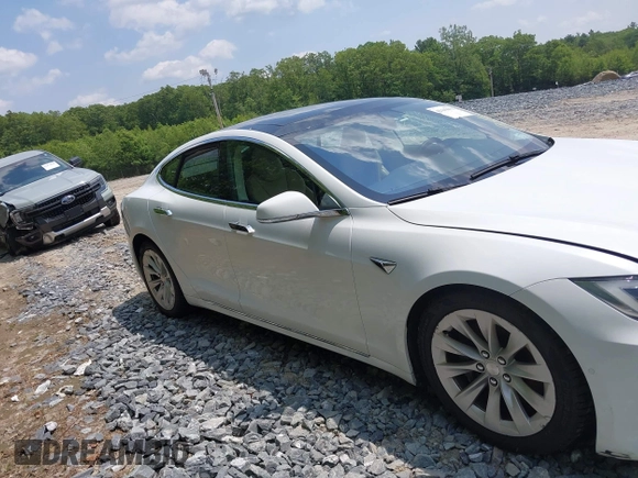 2017 Tesla Model S 100D z VIN 5YJSA1E28HF199074, wystawiony jako IAAI lot #42449671 z przebiegiem 172 910 mil mil oraz . Historia ofert i sprzedaży dostępna na DreamBid. Obrazek 13.