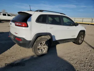 2016 Jeep Cherokee Trailhawk z VIN 1C4PJMBS2GW334801, wystawiony jako Copart lot #87434324 z przebiegiem 92 887 mil mil oraz Szkoda całkowita • Salvage title. Historia ofert i sprzedaży dostępna na DreamBid. Obrazek 3.