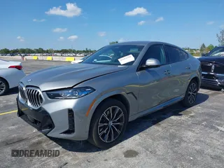 2025 BMW X6 xDrive40i z VIN 5UX33EX04S9X20728, wystawiony jako IAAI lot #42192580 z przebiegiem 22 906 mil mil oraz . Historia ofert i sprzedaży dostępna na DreamBid. Obrazek 17.