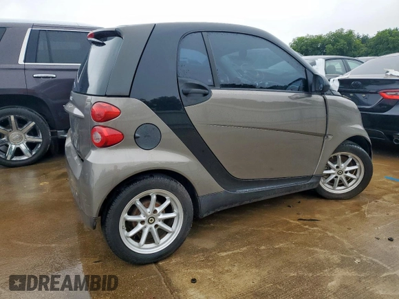 2009 Smart fortwo Pure z VIN WMEEJ31X49K233947, wystawiony jako Copart lot #60535065 z przebiegiem 48 669 mil mil oraz Czysty tytuł • Clean title. Historia ofert i sprzedaży dostępna na DreamBid. Obrazek 3.