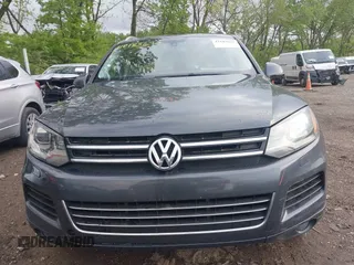 2014 Volkswagen Touareg Sport z VIN WVGEF9BP6ED007632, wystawiony jako IAAI lot #42183677 z przebiegiem 166 245 mil mil oraz . Historia ofert i sprzedaży dostępna na DreamBid. Obrazek 12.
