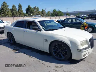 2005 Chrysler 300 C z VIN 2C3AA63H35H519914, wystawiony jako IAAI lot #42394360 z przebiegiem 173 026 mil mil oraz . Historia ofert i sprzedaży dostępna na DreamBid. Obrazek 1.