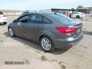 2018 Ford Focus SE z VIN 1FADP3F20JL327186, wystawiony jako IAAI lot #42271070 z przebiegiem 131 511 mil mil oraz . Historia ofert i sprzedaży dostępna na DreamBid. Obrazek 3.