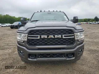 2024 Ram 2500 Big Horn z VIN 3C6UR5DL3RG410929, wystawiony jako Copart lot #55666875 z przebiegiem 8 795 mil mil oraz Szkoda całkowita • Salvage title. Historia ofert i sprzedaży dostępna na DreamBid. Obrazek 5.